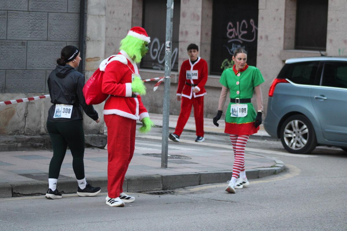 Todas las imágenes de la "San Silvestre" de Mieres: desde los más pequeños hasta los mayores, y con el "Grinch" siempre atento