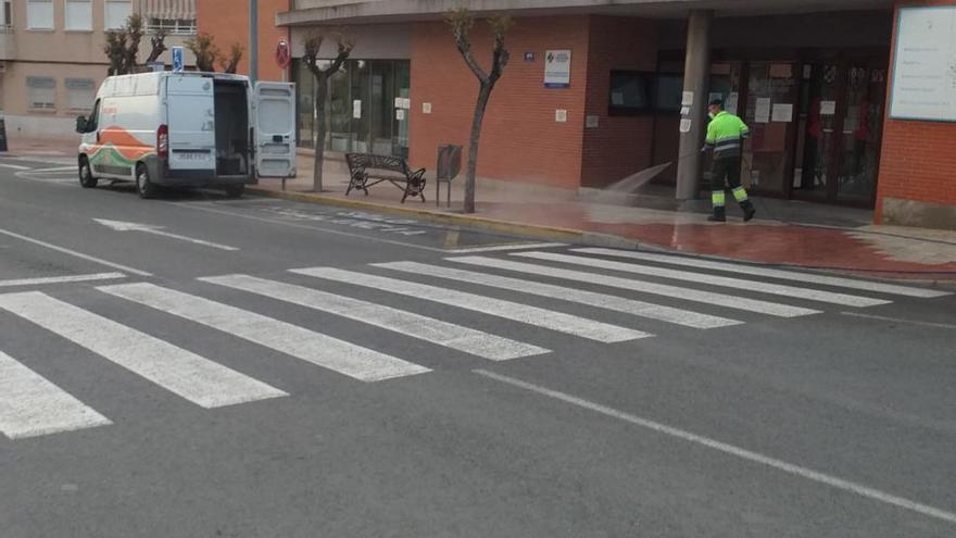 El Campello se emplea «a fondo» en las labores de desinfección en calles y rincones de la localidad