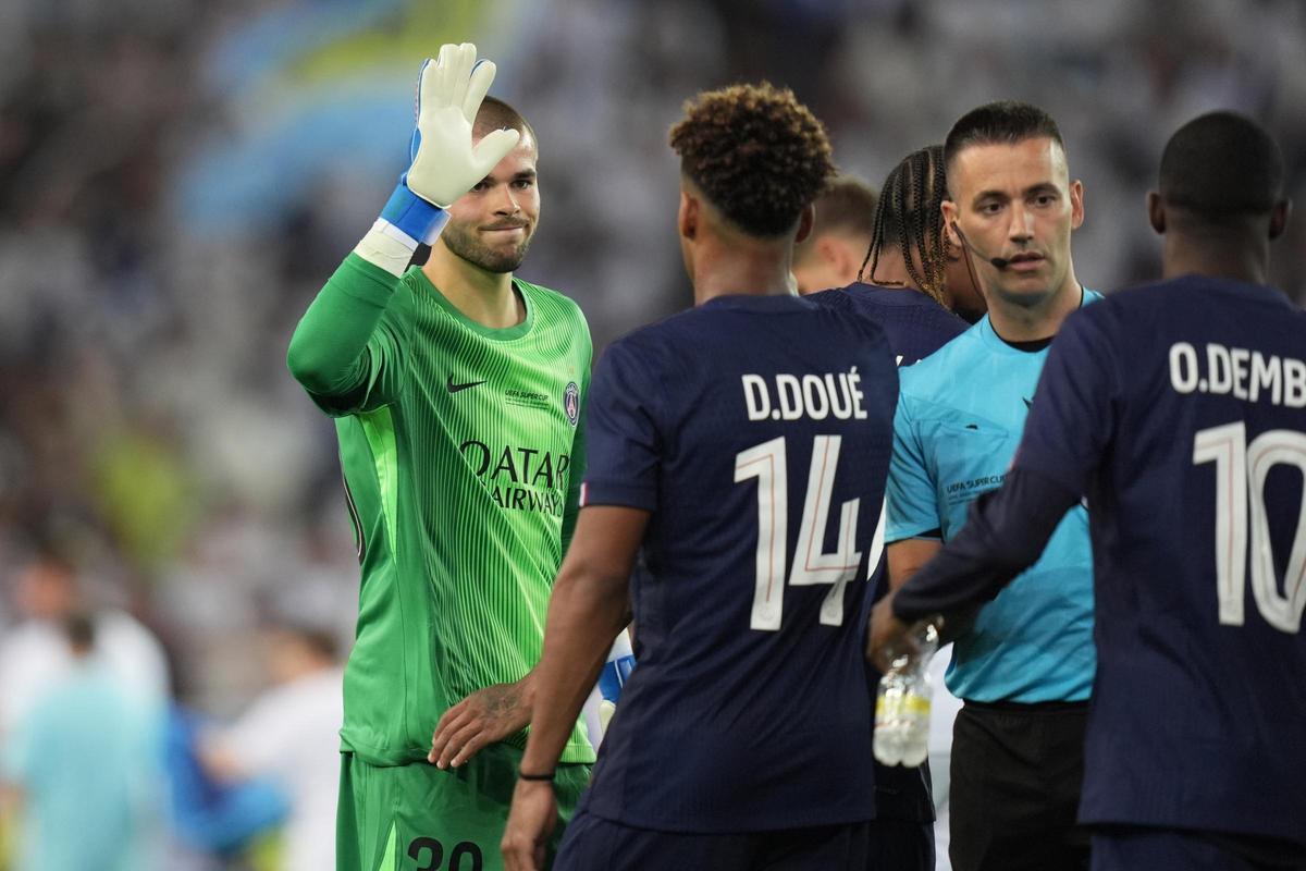 Lucas Chévalier, durante su primer partido con el PSG