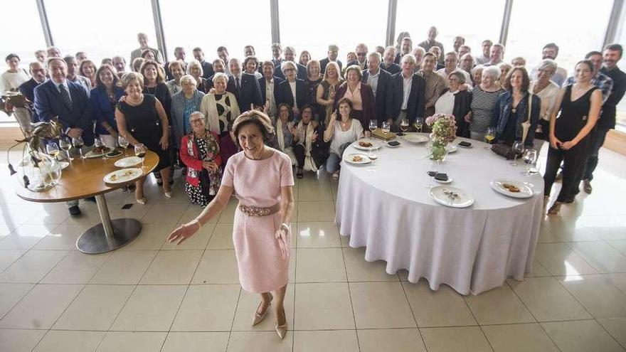 Carmen Marón, en primer plano, posa con los compañeros con los que compartió la comida.