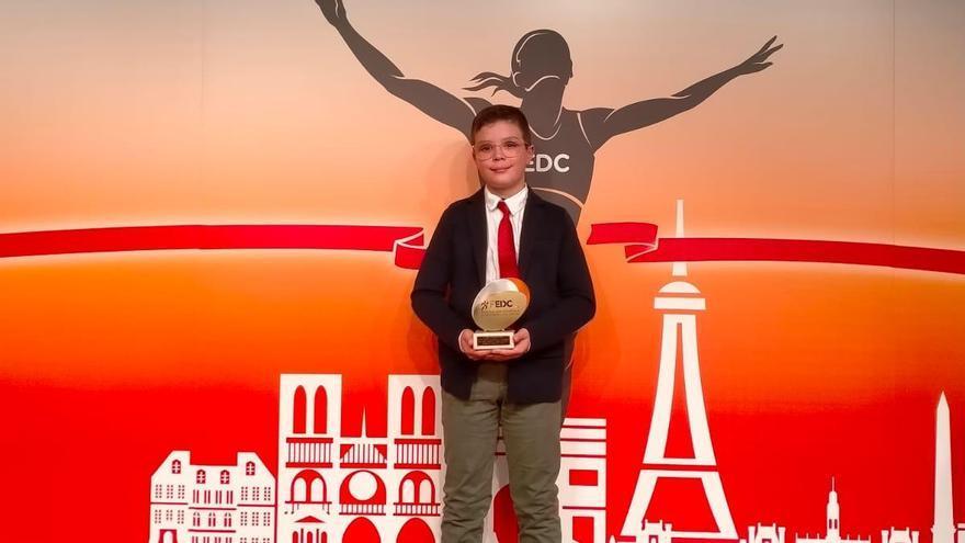 El joven karateca cangués Diego Rodríguez recibe un premio por los logros conseguidos en su corta trayectoria