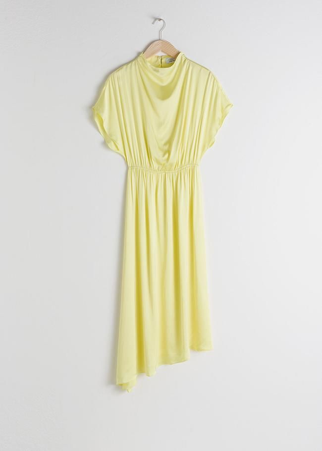 Vestido amarillo de largo 'midi' con bajo asimétrico, de & Other Stories