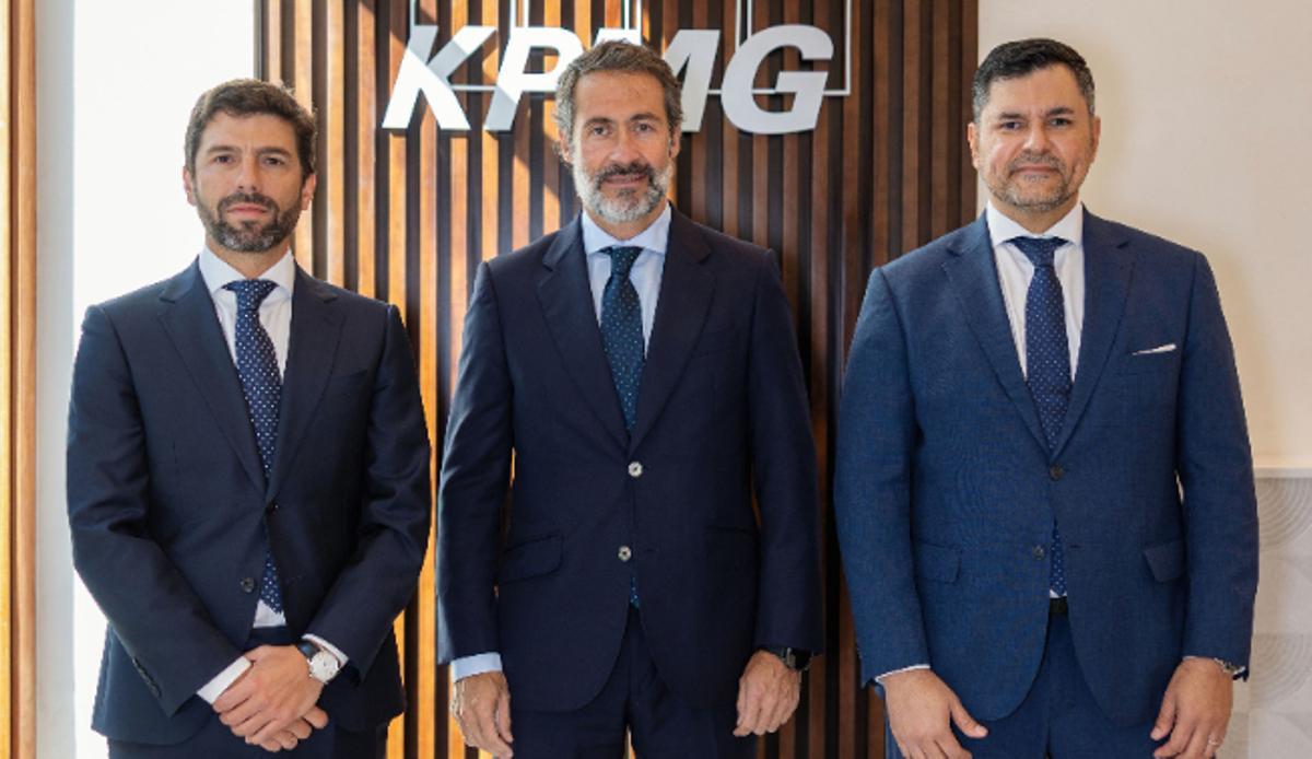 De izquierda a derecha, Enrique Núñez, responsable del departamento legal; Juanjo Cano y Agustín Marrero, socio de Auditoría en Canarias.