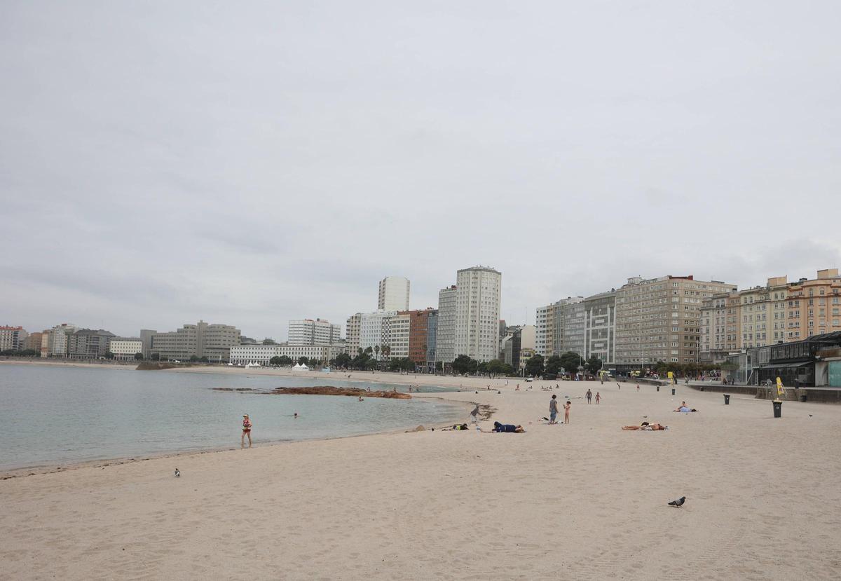 Gente en la playa de Riazor en una imagen de archivo.