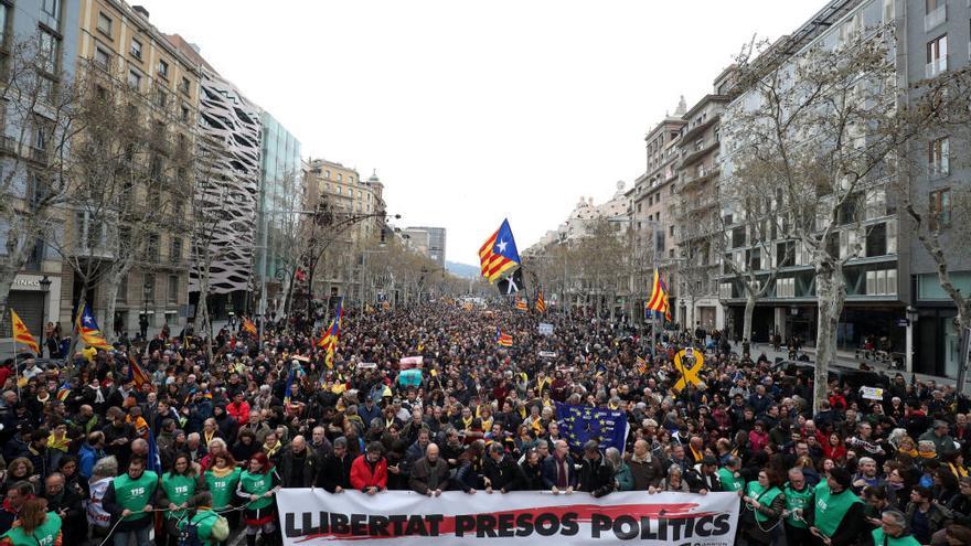 Milers de persones es manifesten a Barcelona