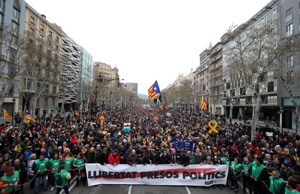 Manifestació multitudinària a Barcelona contra la detenció de Puigdemont