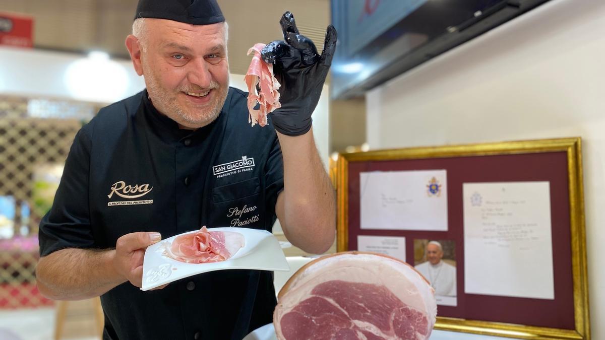El charcutero Stefano Paciotti, este martes en Alimentaria, con el jamón cocido de cerdo 100% ibérico de Beher, junto la oración, la foto y la carta que le envió el papa Francisco.