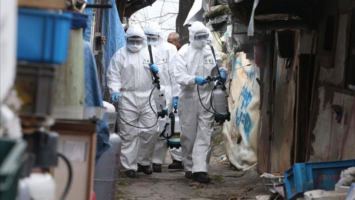 Soldados de Corea del Sur desinfectan un barrio de Seúl ante el temor de contagio del coronavirus