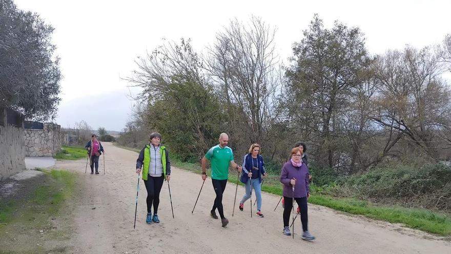 La marcha nórdica llega a Coria: evento deportivo con curso inclusivo, competición y talleres en La Isla