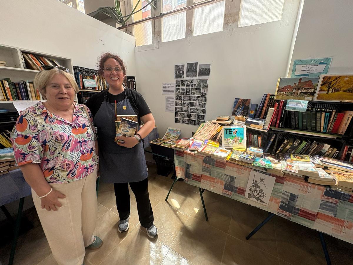 Sara Martínez, a la derecha, y María José Palao, en la biblioteca de la plaza de abastos