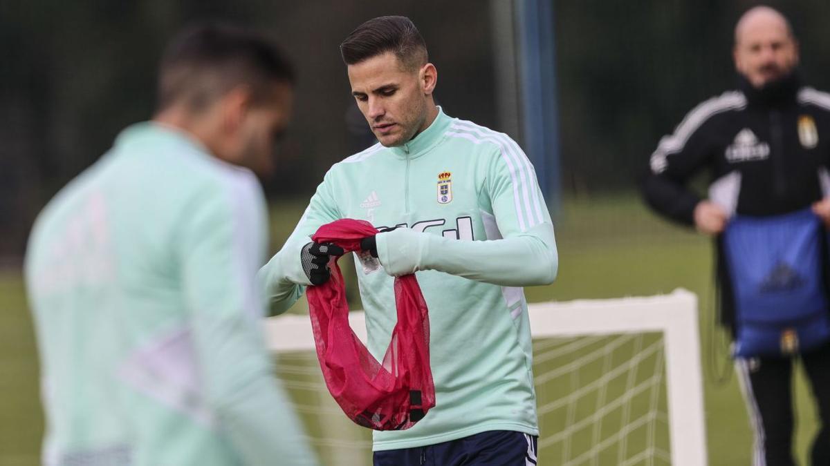 Luismi, con Montoro delante, ayer en el entrenamiento del Oviedo. | |   IRMA COLLÍN