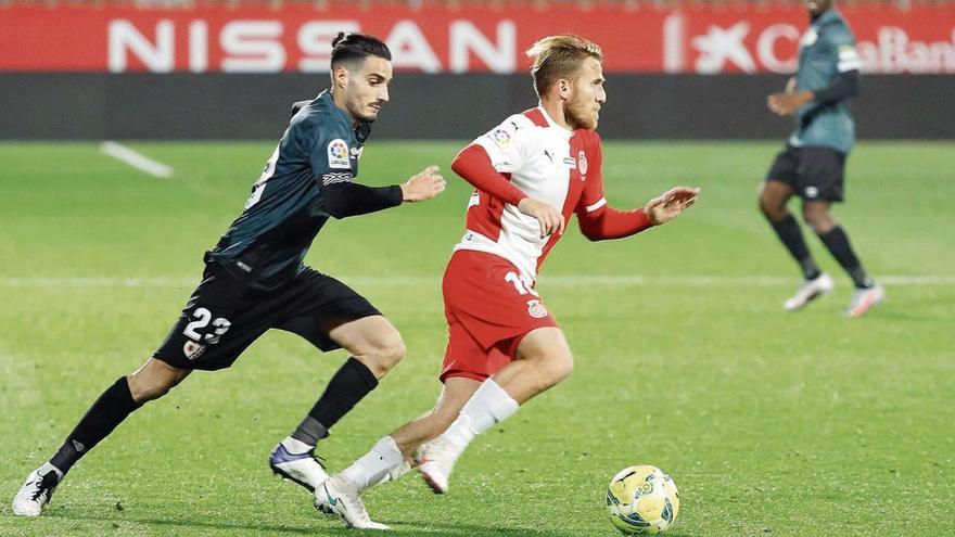 Samu Sáiz és perseguit per Óscar Valentín durant el partit contra el Rayo.