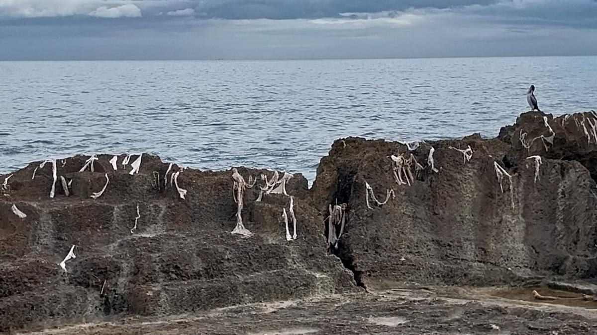 Las toallitas están enganchadas en las rocas del Primer Muntanyar
