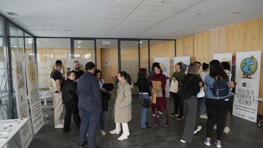 Mesas informativas de las diferentes facultades de la UNED. | JOSÉ LUIS FERNÁNDEZ