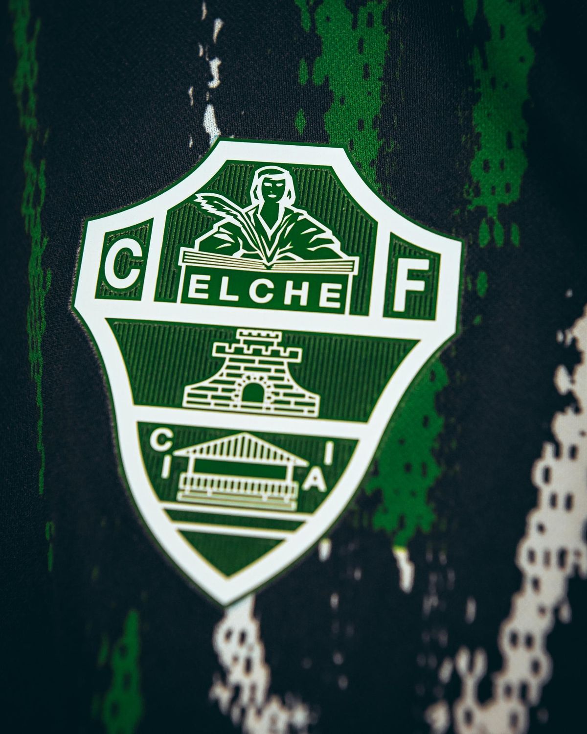El escudo en la segunda equipación.