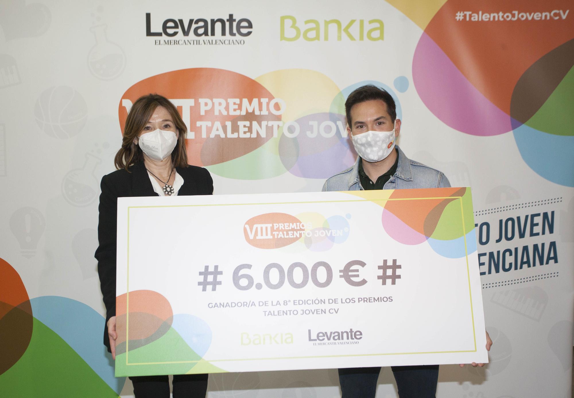Adrián Ferrer junto a Isabel Rubio, responsable de RRII de Bankia en la Comunitat Valenciana.jpg
