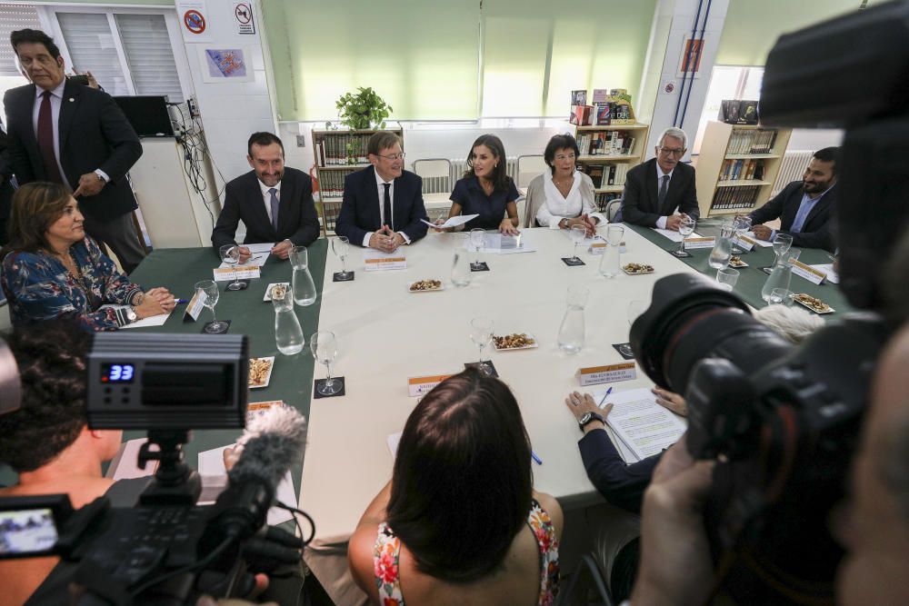 La Reina Letizia visita el IES Severo Ochoa de Elche.