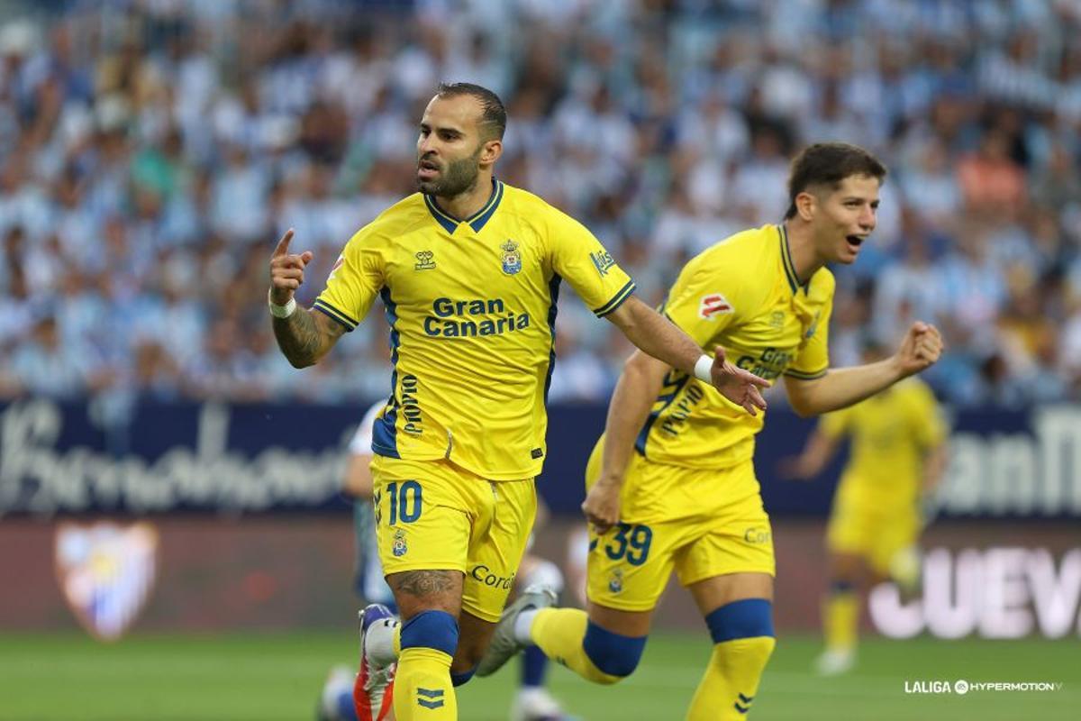 Jesé Rodríguez festeja el tanto del 0-1, junto a Pedrola.