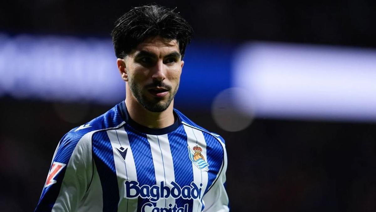 Carlos Soler, con la camiseta de la Real Sociedad