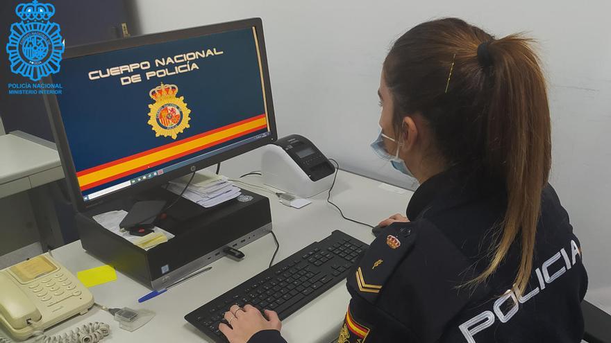 Una agent de la Policia Nacional perseguint la ciberdelinqüència