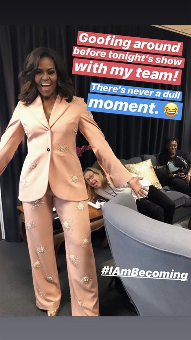 Michelle Obama con traje rosa de Stine Goya