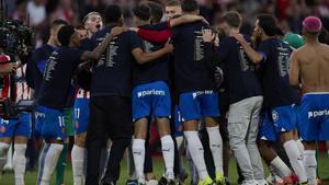 El Girona celebra en el césped de Montilivi la histórica clasificación para la Champions