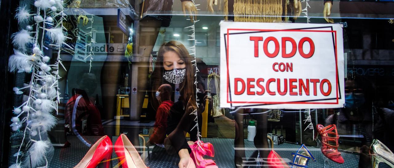 Un escaparate navideño en un comercio de las Islas.