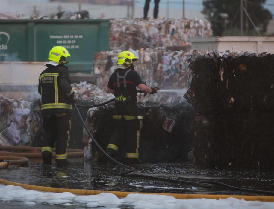 Más de una veintena de bomberos trabajaban anoche para sofocar el complicado incendio.