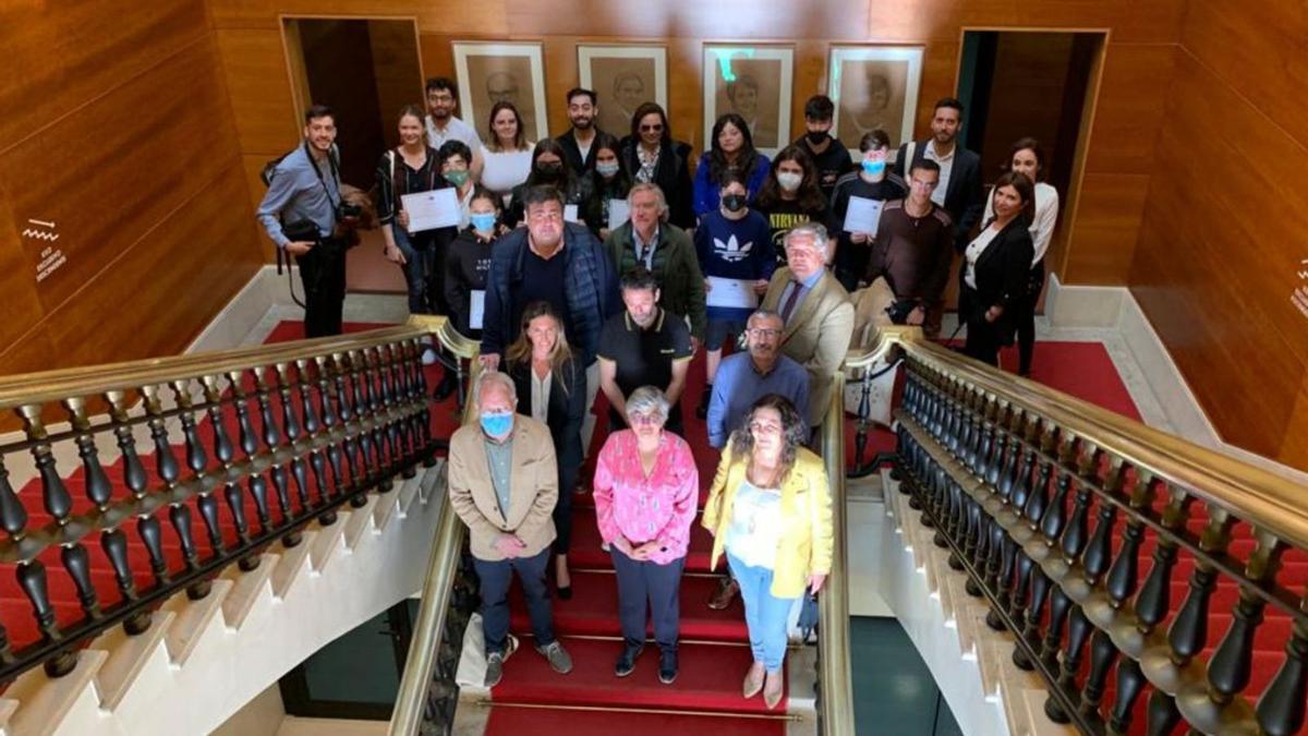 La Alcaldesa, con los participantes en el acto, ayer, en el Ayuntamiento.