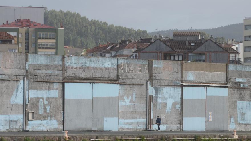 Naves de la polémica, cedidas a la cofradía de pescadores de Carril. |  // NOÉ PARGA