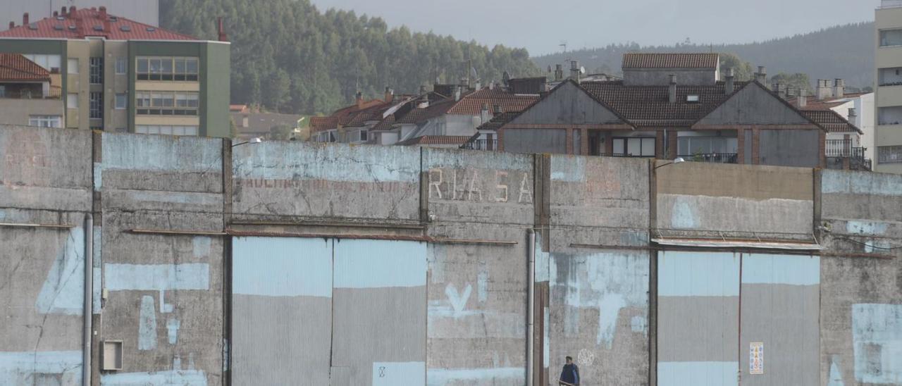 Naves de la polémica, cedidas a la cofradía de pescadores de Carril. |  // NOÉ PARGA