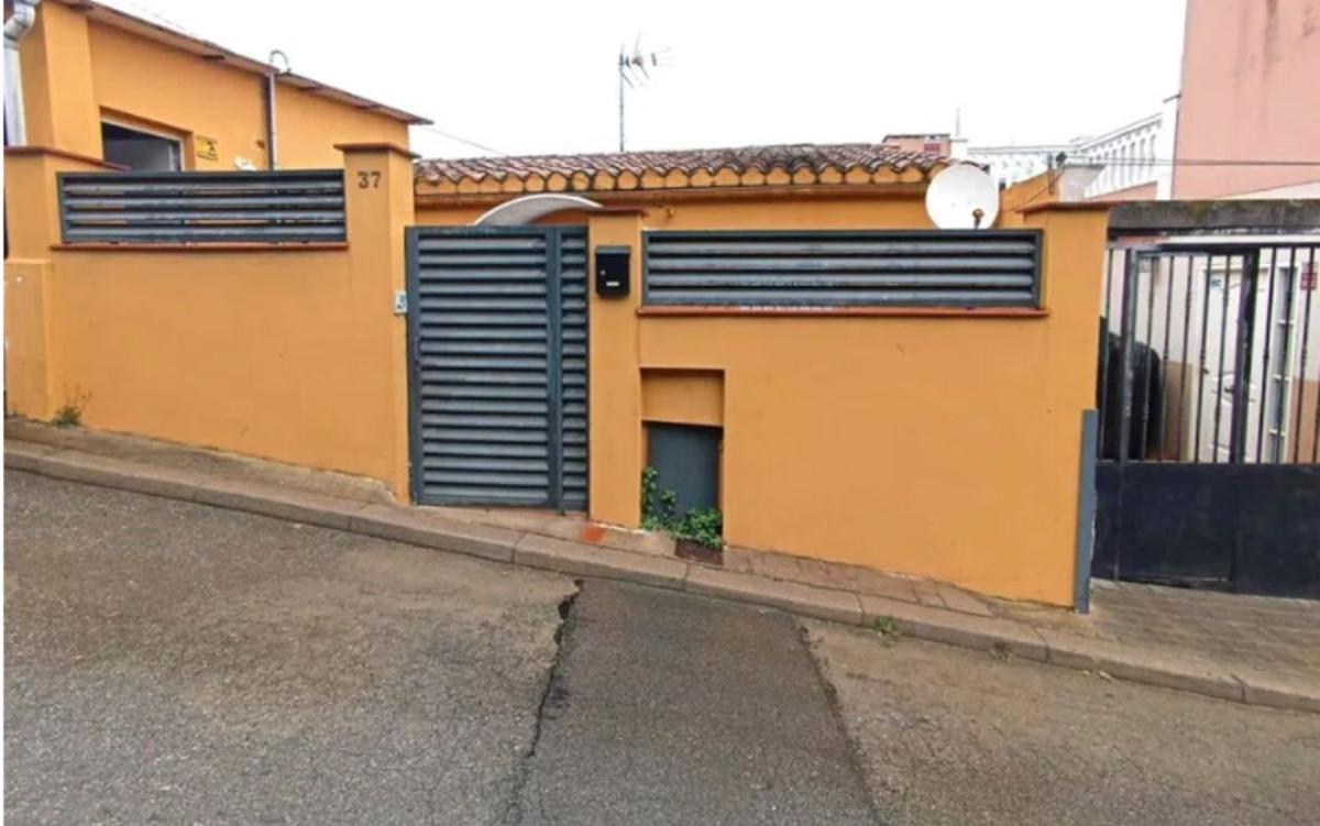 Imagen del chalet con 'okupas' que está a la venta en Barcelona.