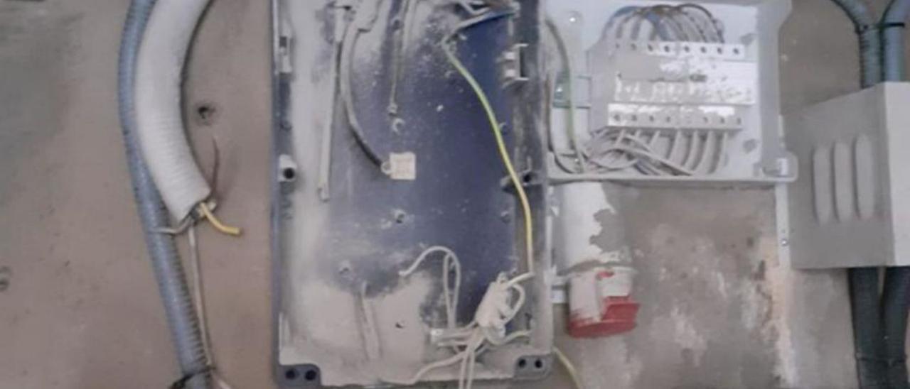 Detalle de la pared tras robar el cuadro eléctrico. | LEVANTE-EMV