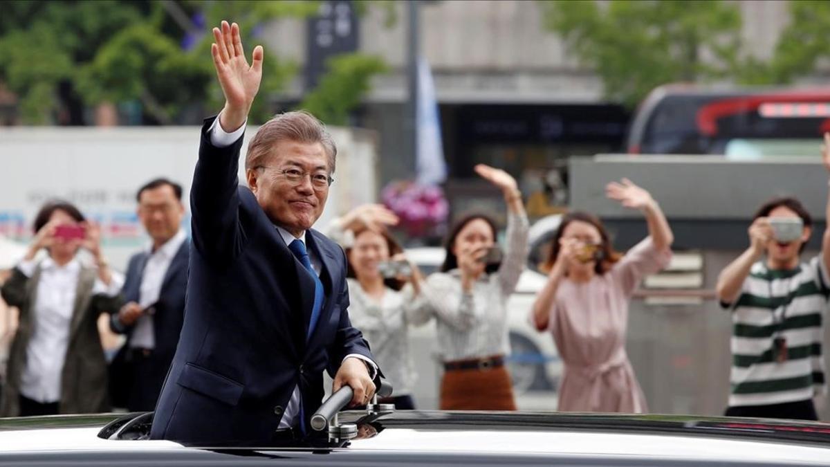 zentauroepp38365646 south korean president moon jae in waves as he heads for the180316114620