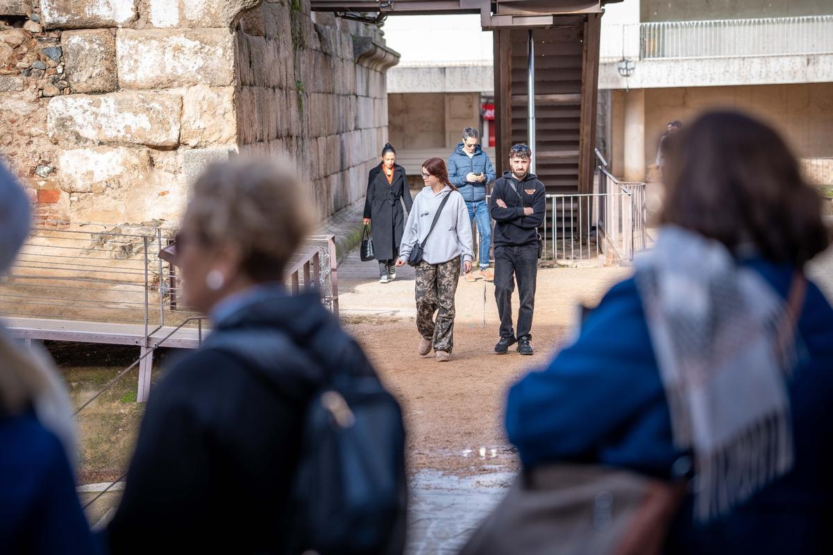 Turistas visitando los monumentos extremeños.