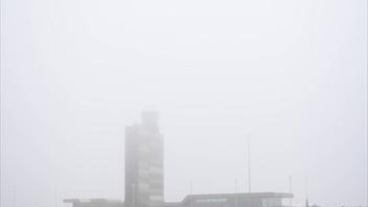 Edificio del aeropuerto de Alguaire, ayer, casi tapado por la niebla.