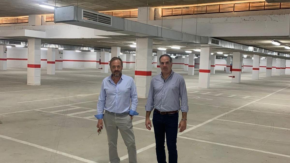 El concesionario y el alcalde en el interior del parking en octubre pasado.