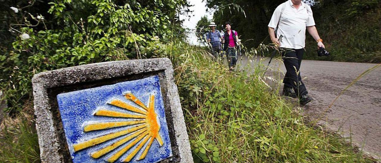 Peregrinos del Camino Norte, a la altura del puente de Peñaflor.