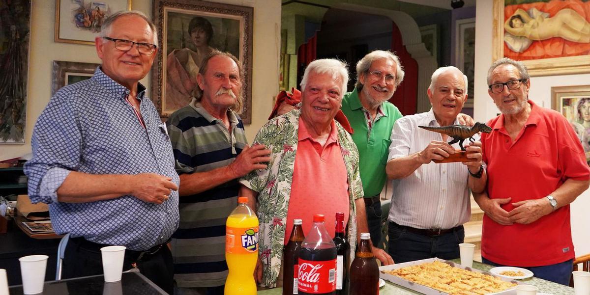 Tertulianos amigos del pintor Fernando Sánchez y Juan, en las antiguas instalaciones de su tienda de arte. | GARCÍA POVEDA