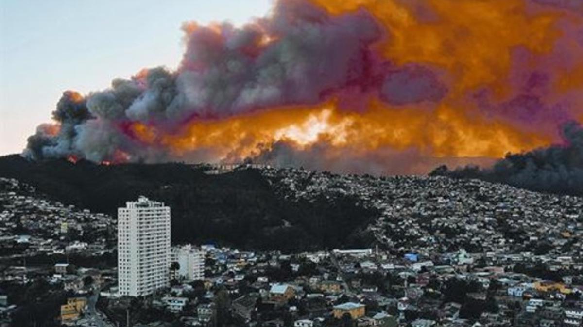 Desastre 8 Vista de las llamas y la humareda del descomunal incendio en Valparaíso.