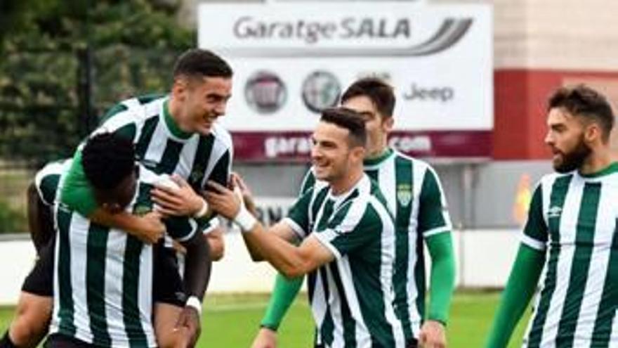 Els jugadors del Peralada celebren el gol de Kevin Soni a l&#039;inici del partit.