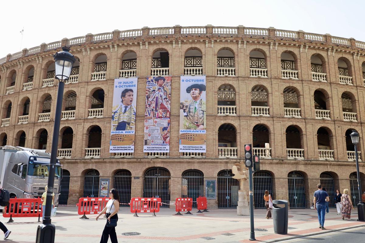 Las dos grandes lonas verticales desplegadas sobre la fachada de la plaza de toros de València