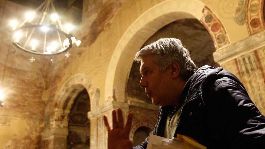 Lorenzo Arias, ayer, en el interior de la iglesia de San Julián de los Prados.