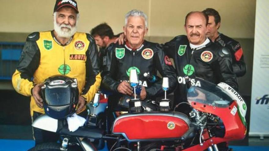 Orts, Cañizares y Andréu, con sus trofeos tras el podio de Jerez.