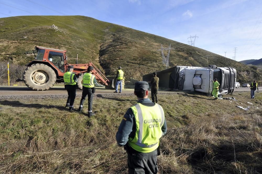 El vuelco de un camión obliga a cortar la carretera de Pajares