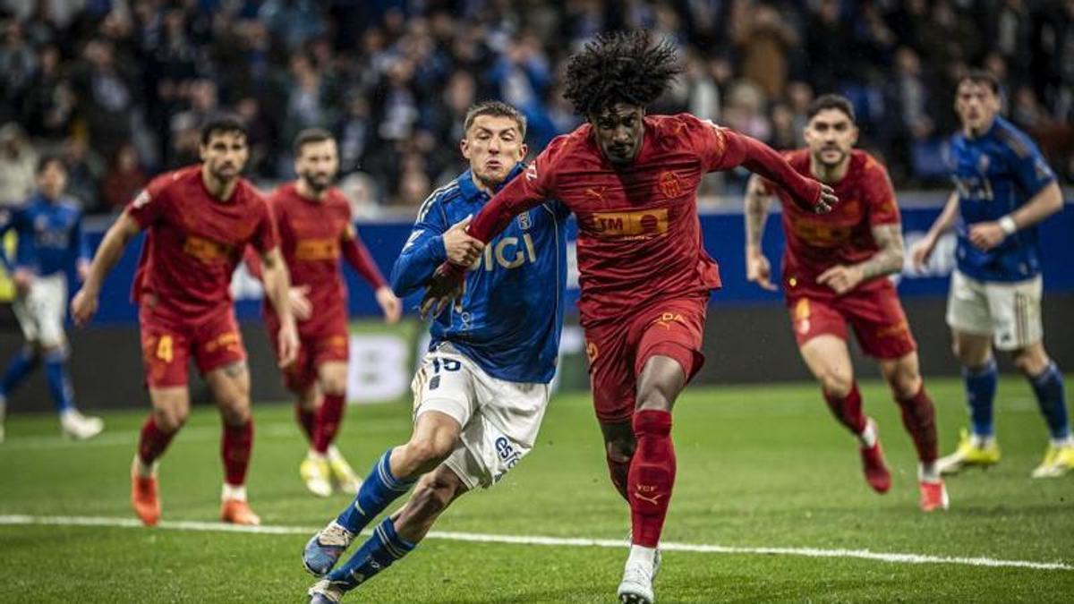 Thierry Rendall, lateral derecho del Valencia perseguido por el extremo del Oviedo, Thiago