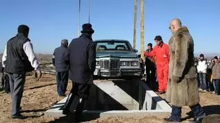 18 años enterrando coches, libros, pianos, balones… El cementerio más insólito del mundo está en un pueblo de Salamanca