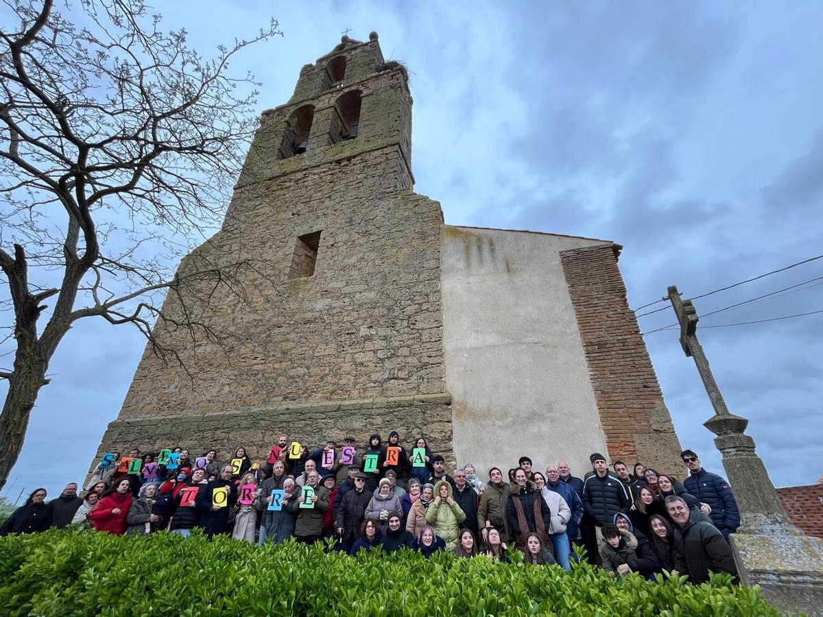 Los vecinos de la localidad frente a la iglesia de San Román muestra el lema "Salvemos la torre"