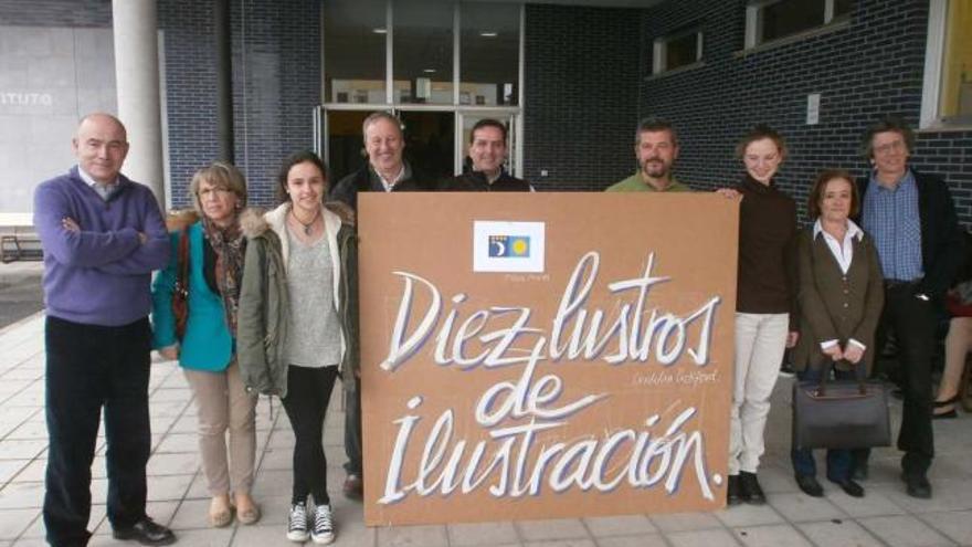 Alumnos y profesores muestran el logotipo del Instituto de Llanes.