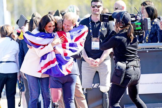 Meghan Markle y el príncipe Harry durante la grabación de su documental para Netflix en los Juegos Invictus 2022